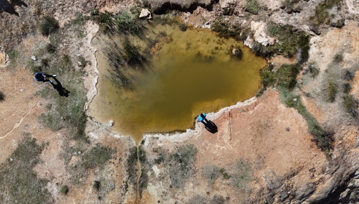 Sivas’ta şifalı olduğuna inanılan Uyuz Gölü ziyaretçi akınına uğruyor