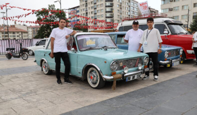Sivas’ta yıllara meydan okuyan klasik otomobiller görücüye çıktı