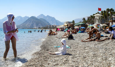 Termometreler 39 dereceyi gösterirken Antalya sahillerinde hareketlilik sürüyor