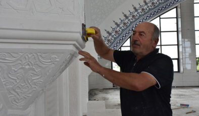 Trabzon’da yılın ahisi seçilen taş oyma ustası, mesleğini oğullarına aktardı