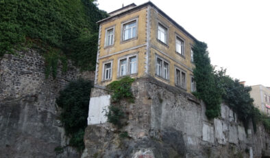 Trabzon’un tarihi surları üzerindeki evler, zamana direniyor