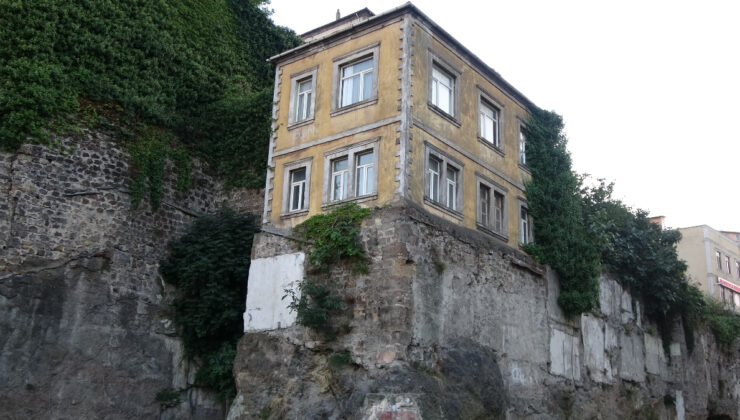 Trabzon’un tarihi surları üzerindeki evler, zamana direniyor