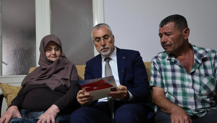 Vedat Işıkhan, Cumhurbaşkanı Erdoğan’ın mektubunu şehit ailesine teslim etti