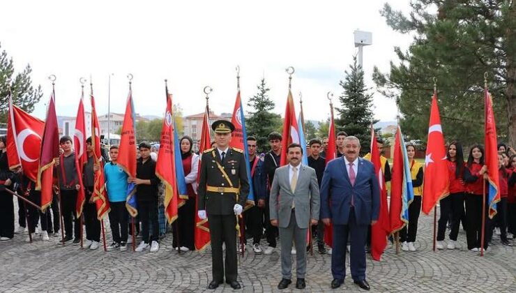 Kelkit’te 29 Ekim Çelenk Sunma Töreni: Cumhuriyet Coşkusu Atatürk Anıtı Önünde Yaşandı