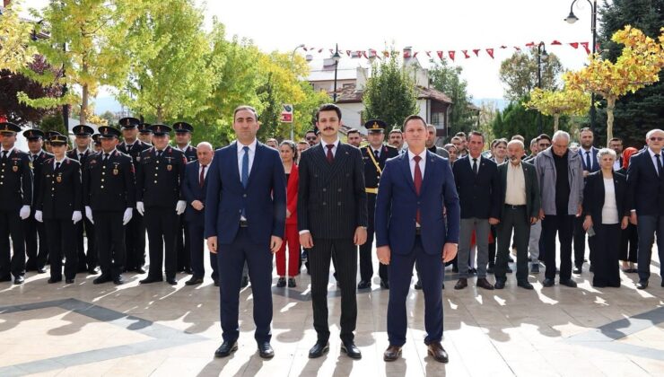 Koyulhisar’da Cumhuriyetin 102. Yıl Coşkusu: Kaymakam ve Başkan Çelenk Sundu