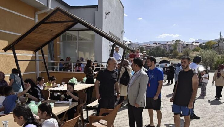 Başkan Vekili Çataltaş, Yarı Olimpik Havuzdaki Öğrenci Etkinliğine Katıldı