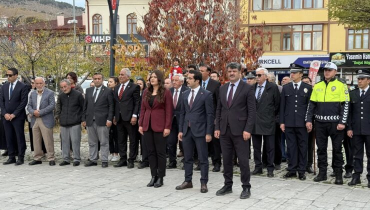 Refahiye’de 29 Ekim Coşkusu: Çelenk Sunma Törenine Protokol Yoğun İlgi Gösterdi