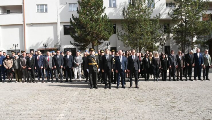 Şebinkarahisar’da 29 Ekim Coşkusu: Protokol Atatürk Anıtı’na Çelenk Sundu