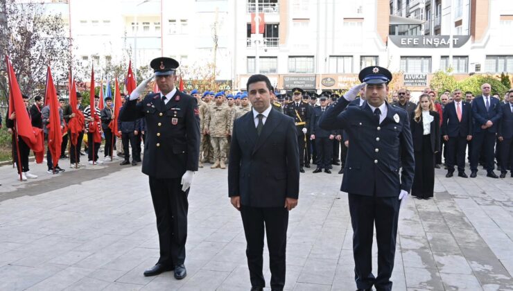 Suşehri’nde 29 Ekim Coşkusu: Protokol Atatürk Anıtı’na Çelenk Sundu