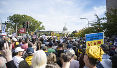 ABD’de “Krallara Hayır” protestoları: Times Meydanı’nda on binler yürüdü