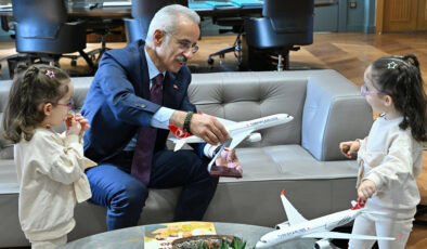 Abdulkadir Uraloğlu, uçak sevdalısı ikiz kardeşleri ağırladı