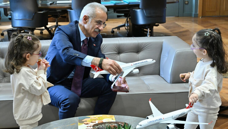 Abdulkadir Uraloğlu, uçak sevdalısı ikiz kardeşleri ağırladı
