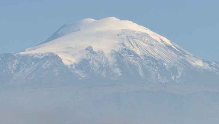 Ağrı Dağı beyaza büründü, Iğdır’da bahar havası var