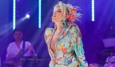 Ajda Pekkan sahnede içini döktü: “Ben evde kaldım”