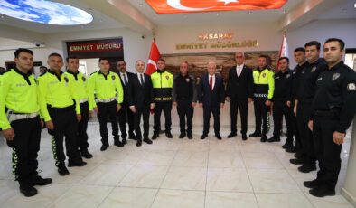 Aksaray’da ‘valiyi arayacağım’ diyen alkollü sürücüye işlem yapan polislere başarı belgesi