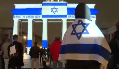 Almanya’da İsrail protestolarında sert müdahale: Brandenburg Kapısı’na İsrail bayrağı yansıtıldı