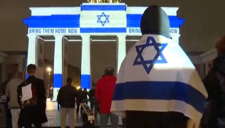 Almanya’da İsrail protestolarında sert müdahale: Brandenburg Kapısı’na İsrail bayrağı yansıtıldı