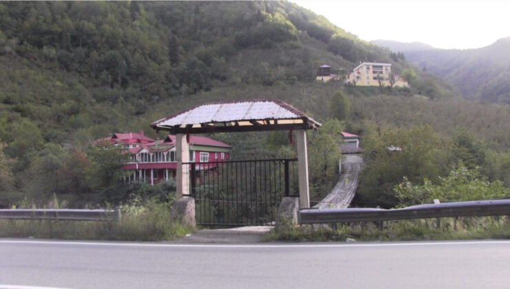 Artvin’de asma köprüye demir kapı yaptırıp, kilit de taktı