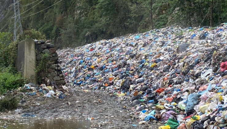 Artvin’de Karadeniz Sahil Yolu kenarındaki çöp dağları tepki çekiyor