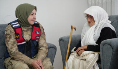 Bayburt’ta yaşayan 97 yaşındaki vatansever kadına jandarma ziyareti