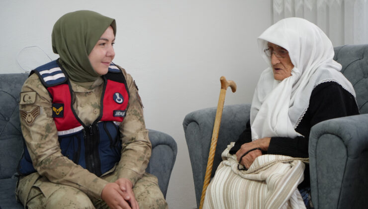 Bayburt’ta yaşayan 97 yaşındaki vatansever kadına jandarma ziyareti