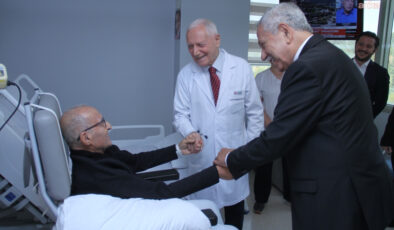 Bülent Arınç, hastanede tedavi gören Hikmet Çetin’i ziyaret etti