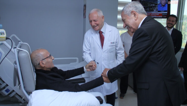 Bülent Arınç, hastanede tedavi gören Hikmet Çetin’i ziyaret etti