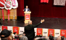 CHP Sivas İl Kongresi’nde ‘etek’ krizi: Yapay zekayla etek giydirildi