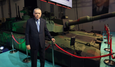 Cumhurbaşkanı Erdoğan, Altay tankıyla poz verdi