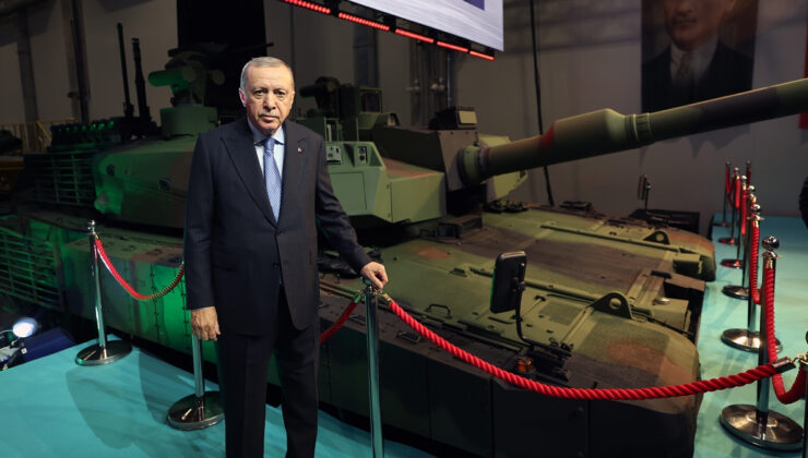 Cumhurbaşkanı Erdoğan, Altay tankıyla poz verdi