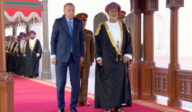 Cumhurbaşkanı Erdoğan, Umman’da resmi törenle karşılandı