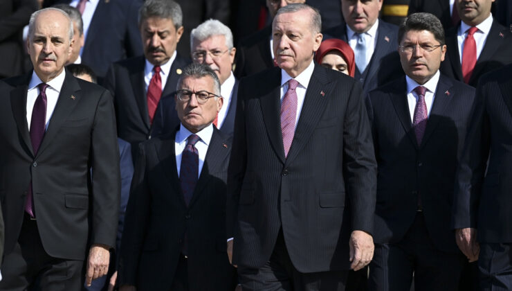 Cumhurbaşkanı Erdoğan’a Anıtkabir’de yoğun sevgi gösterisi