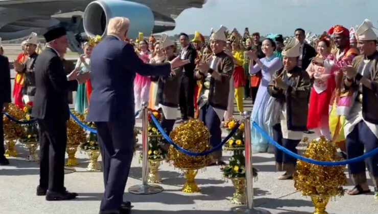 Donald Trump Asya turuna dans ederek başladı