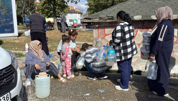 Edirne’deki su kesintileri sonrası vatandaşlar ellerinde bidonlarla çeşme sırasına girdi