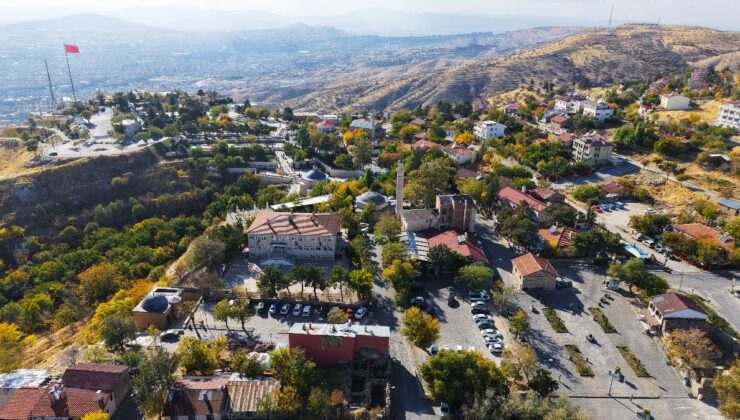 Elazığ’ın 4 bin yıllık mahallesi sonbaharda manzarasıyla büyülüyor