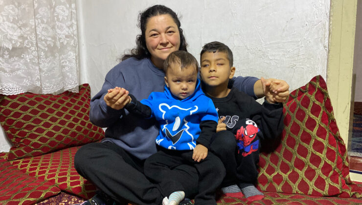 Eskişehir’de doğuştan görme engelli 2 kardeş, annelerinin yüzünü ilk defa gördü