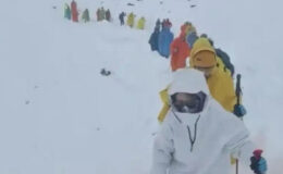 Everest’te kar fırtınası: Bin kişi dağda mahsur kaldı