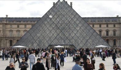 Fransa’da Louvre Müzesi’ndeki bazı mücevherler merkez bankasına taşındı