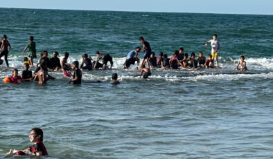 Gazzeli çocukların sahillerdeki umutlu bekleyişi sürüyor