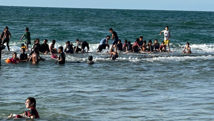 Gazzeli çocukların sahillerdeki umutlu bekleyişi sürüyor