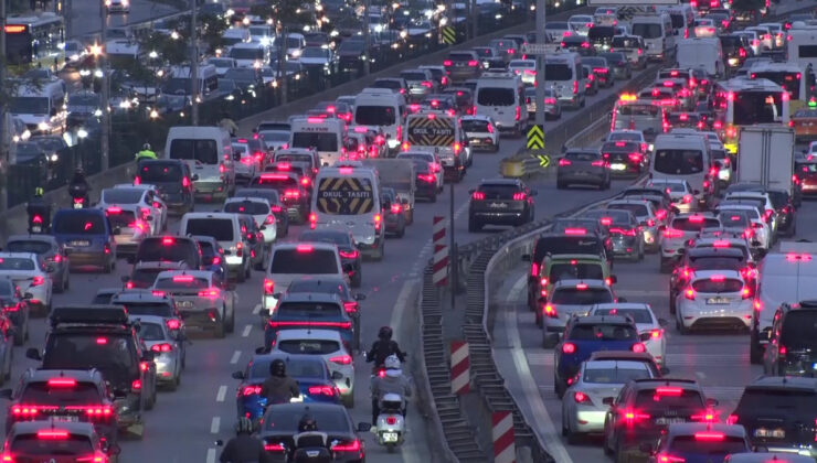 Haftanın ilk mesai gününde İstanbul’da trafik yoğunluğu yüzde 74’e ulaştı