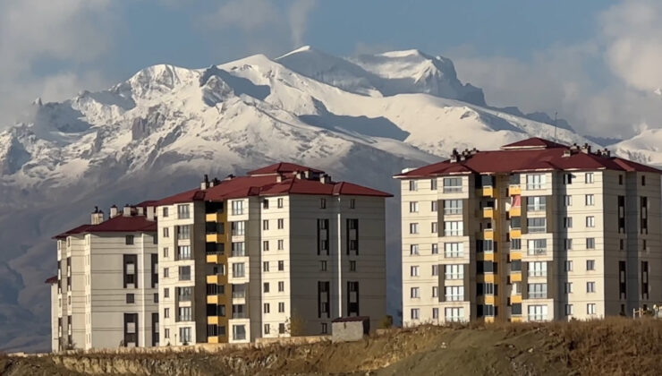 Hakkari Cilo Dağı yeniden beyaza büründü
