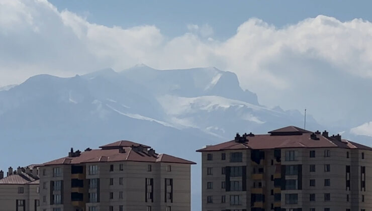 Hakkari’de dağlar beyaza büründü