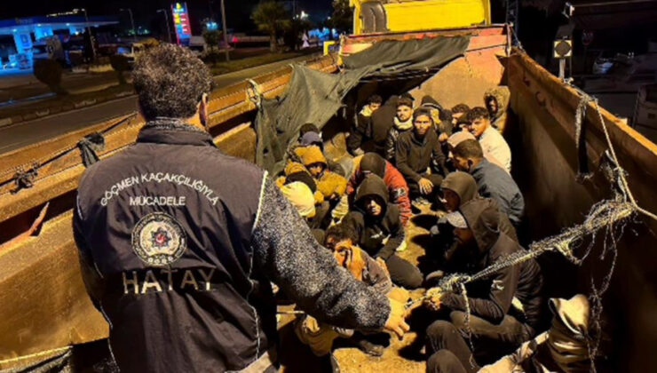 Hatay’da hafriyat kamyonu kasasından 28 göçmen çıktı