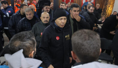 İçişleri Bakanı Ali Yerlikaya, Balıkesir’de deprem bölgesini ziyaret etti