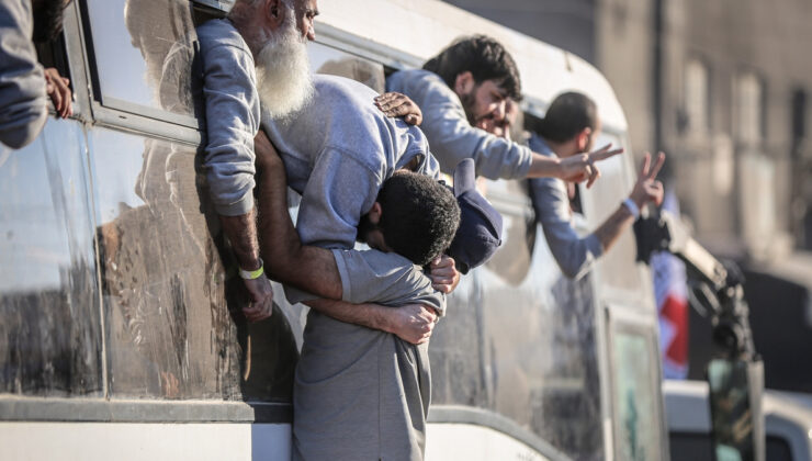 İsrail, Filistinli esirleri serbest bıraktı: Coşkuyla karşılandılar