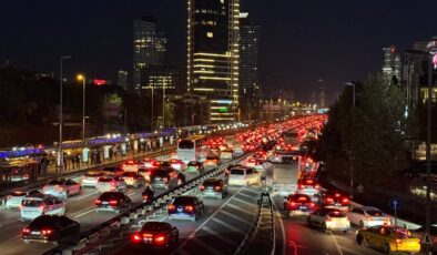İstanbul’da akşam saatlerinde trafik yoğunluğu yaşanıyor