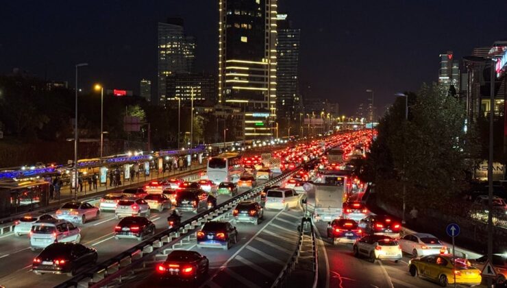 İstanbul’da akşam saatlerinde trafik yoğunluğu yaşanıyor