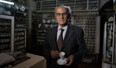 İstanbul’da bitpazarından topladığı binlerce fincanla koleksiyon yaptı