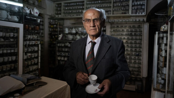 İstanbul’da bitpazarından topladığı binlerce fincanla koleksiyon yaptı